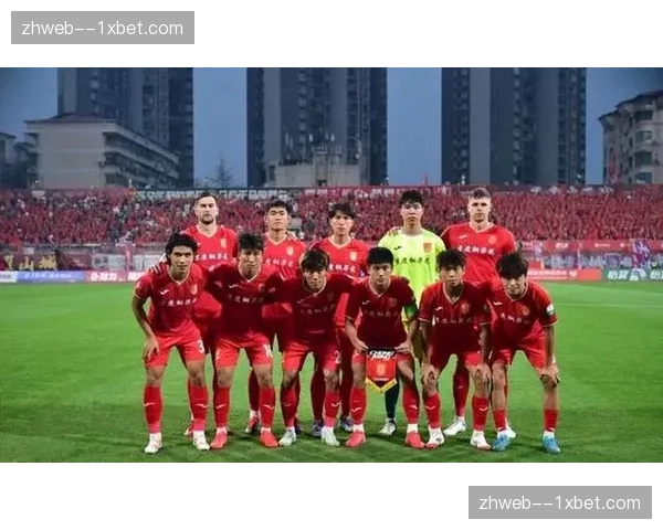 重庆铜梁龙阿马杜中场长传精准，迪马塔胸部停球低射破门